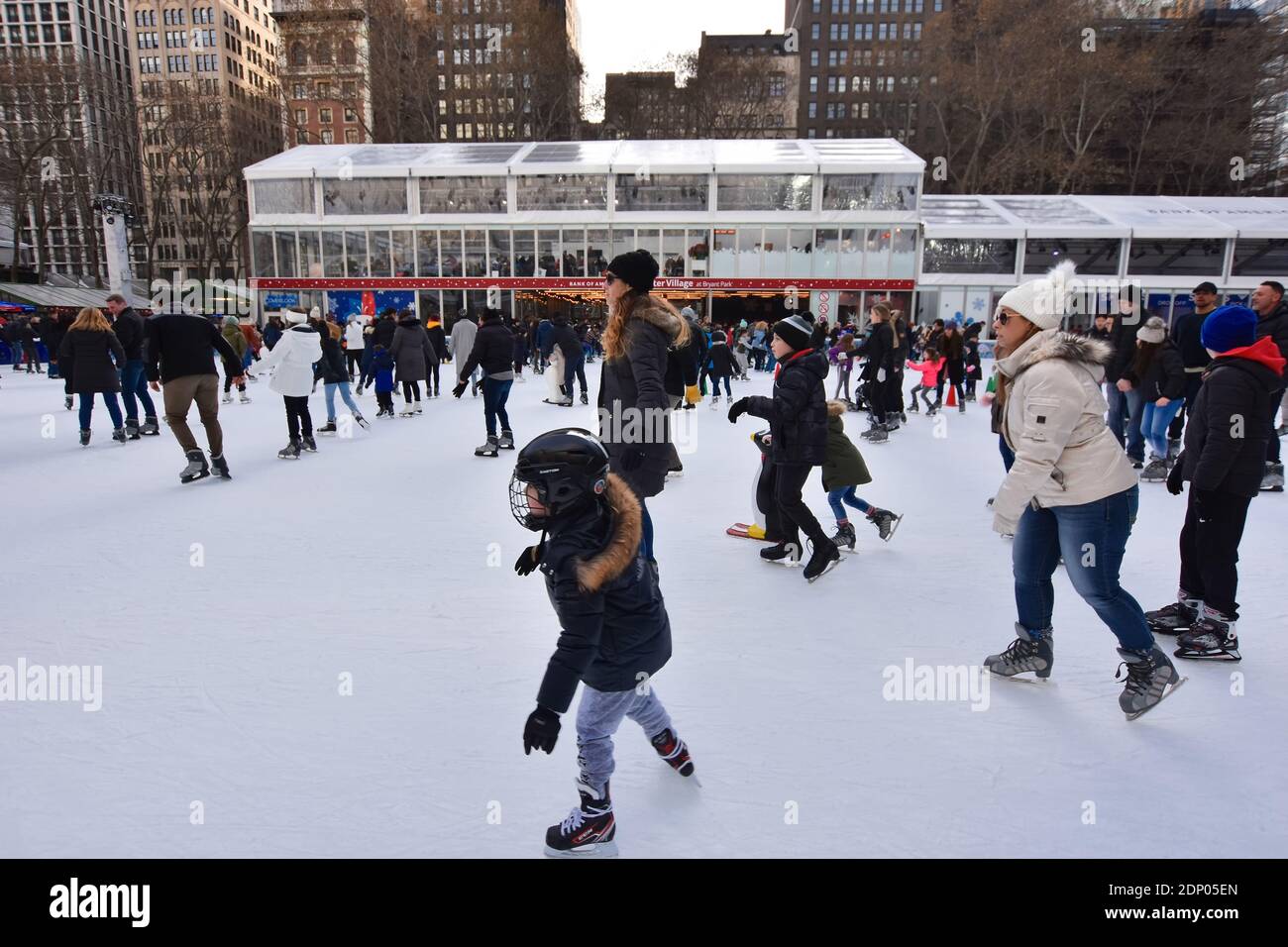 Menschenmenge auf der Eislaufbahn in Bryant Park Winter Village während der Ferien in New York City Stockfoto