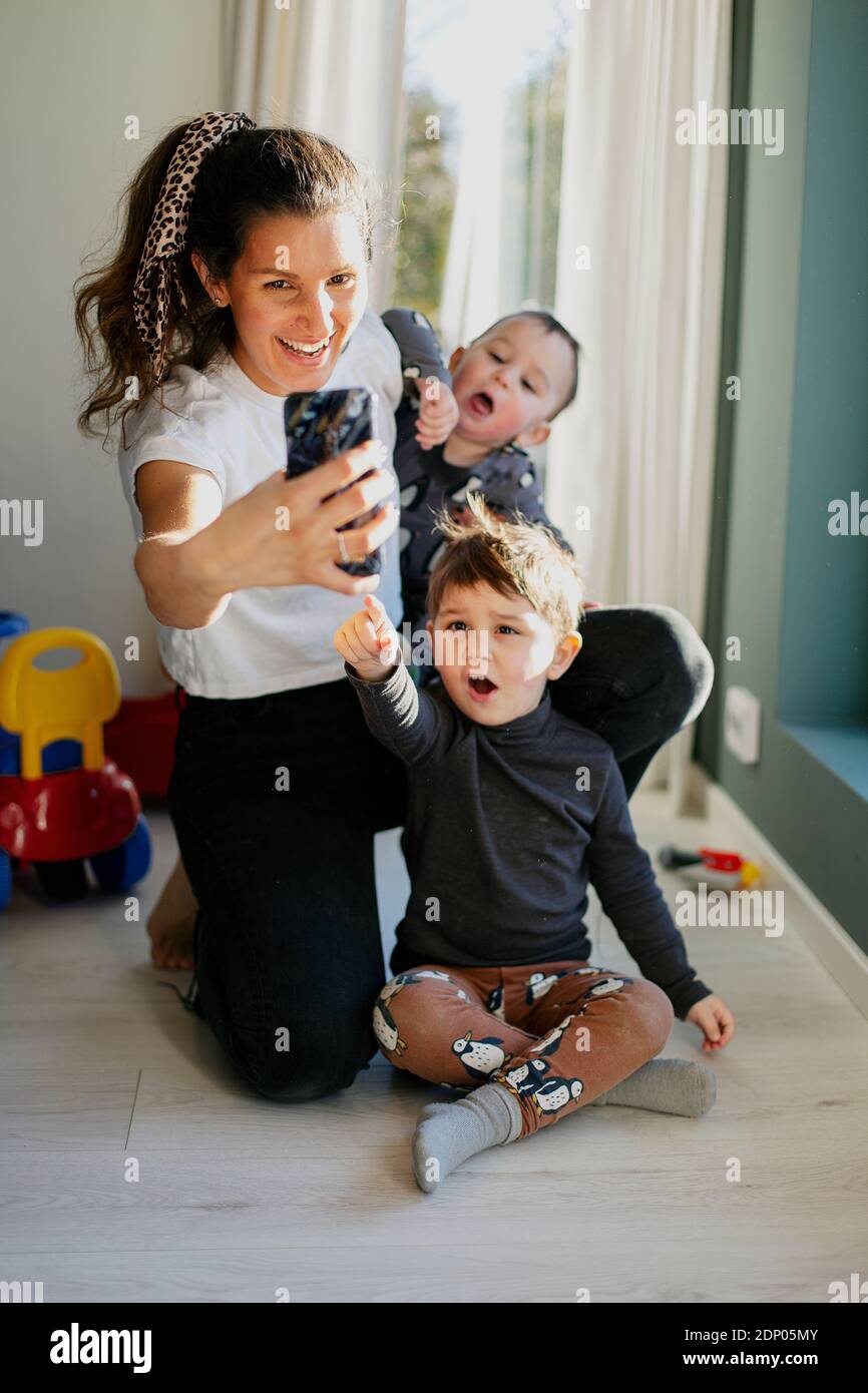 Mutter mit Söhnen, die Selfie machen Stockfoto