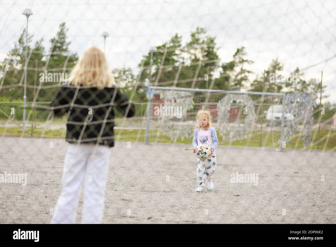 Mädchen spielen Fußball Stockfoto