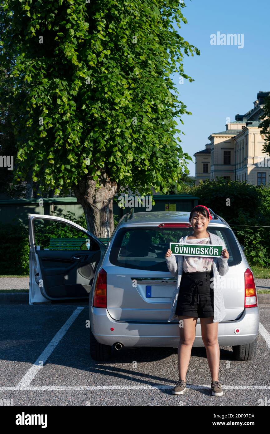 Studentinnen-Fahrer mit Schild Stockfoto