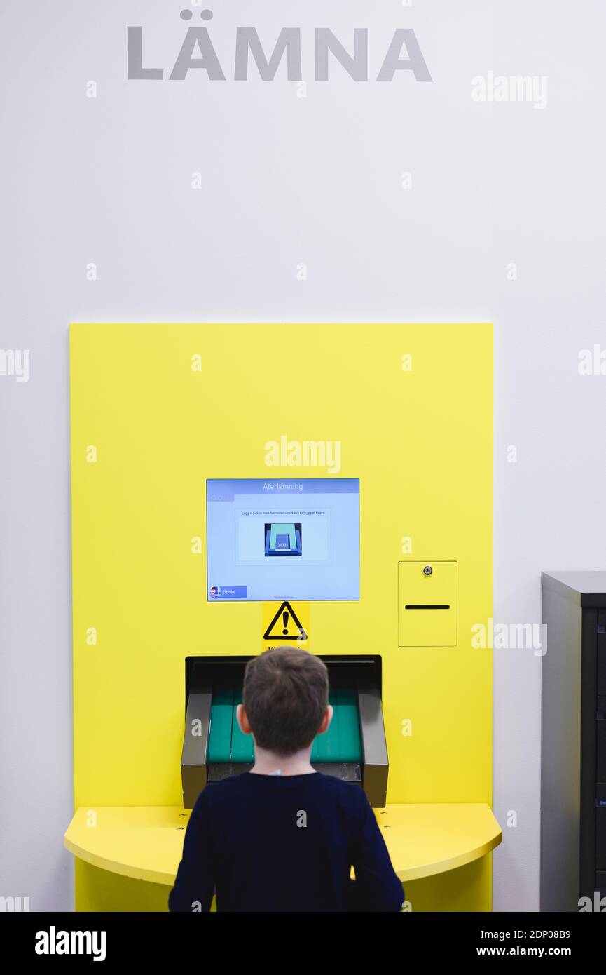 Boy mit Self-Service-Punkt in der Bibliothek Stockfoto