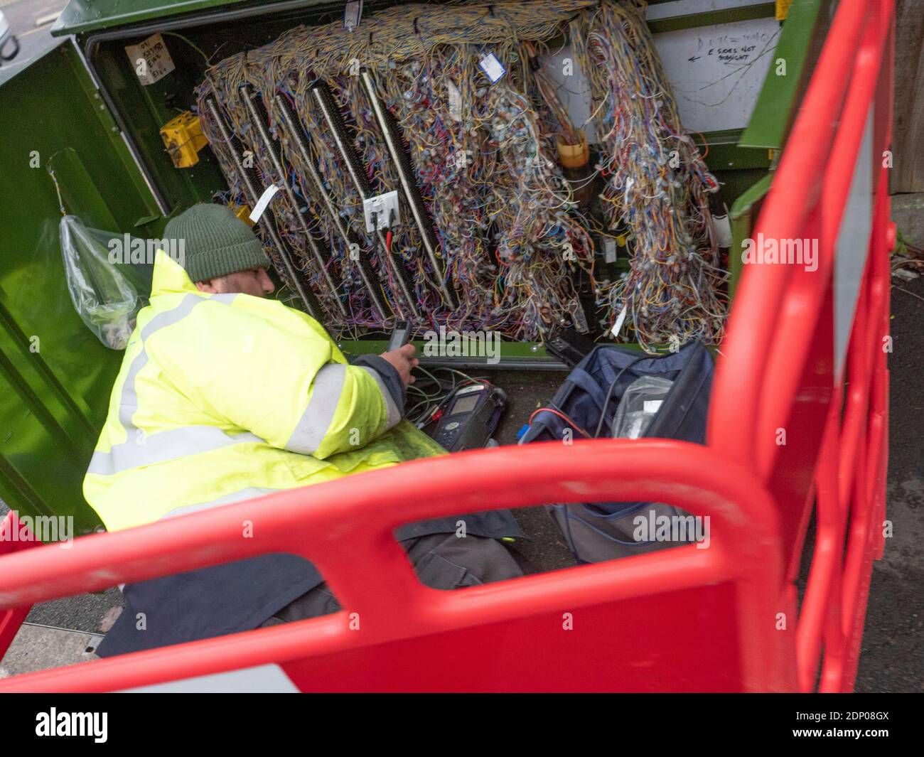 OpenREACH-Techniker, der an der Straßenseitenkabelabzweigung in London, Großbritannien, arbeitet Stockfoto