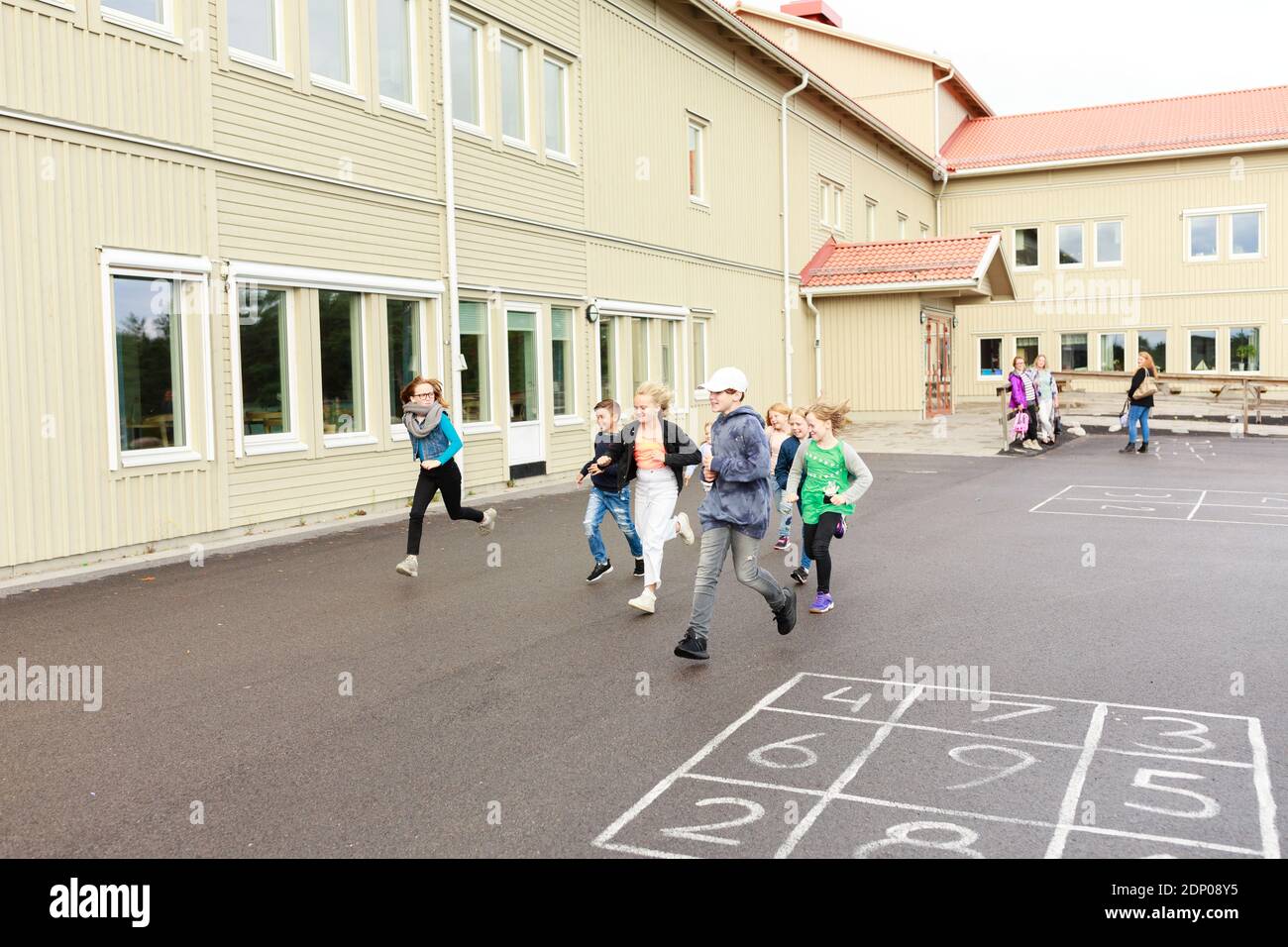 Kinder laufen auf dem Schulhof Stockfoto