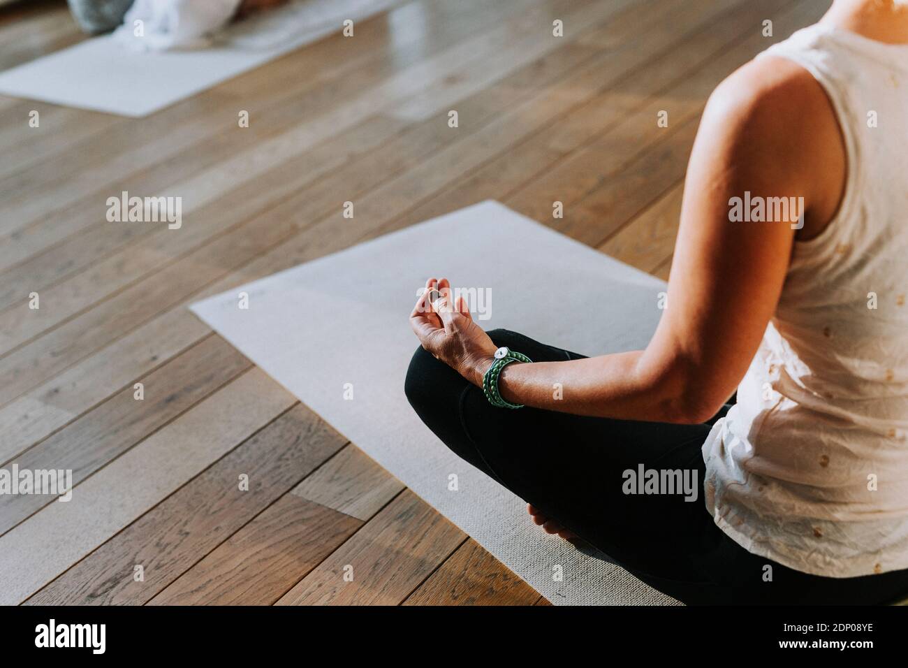 Frau meditiert im Yoga-Studio Stockfoto
