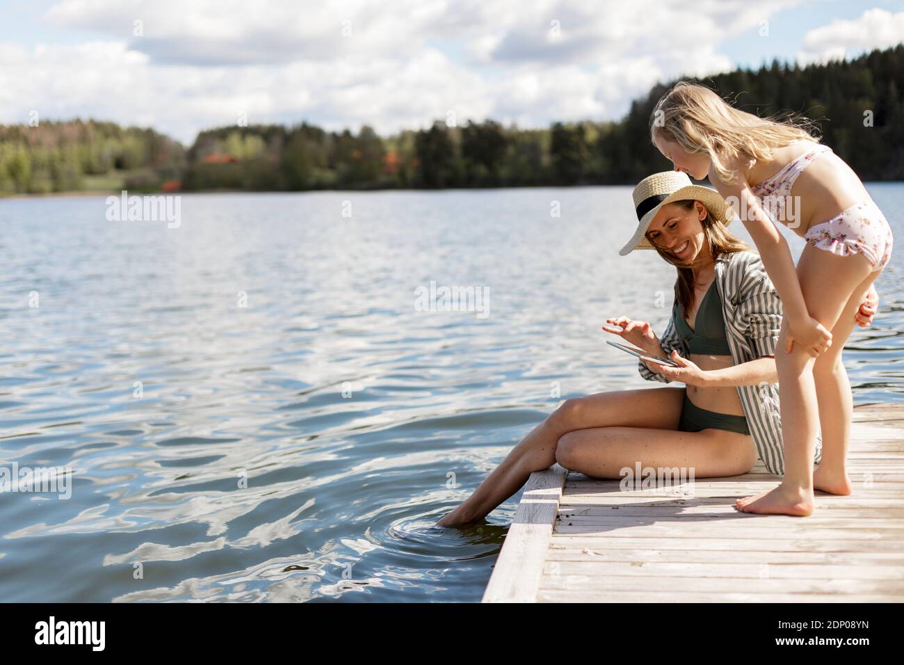 Mutter mit Tochter auf Steg Stockfoto