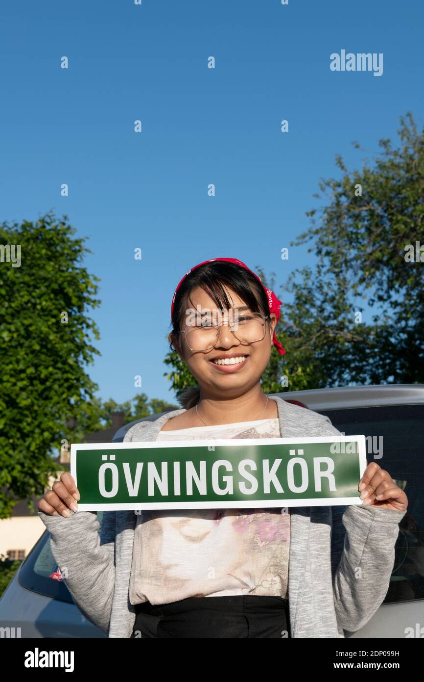 Studentinnen-Fahrer mit Schild Stockfoto
