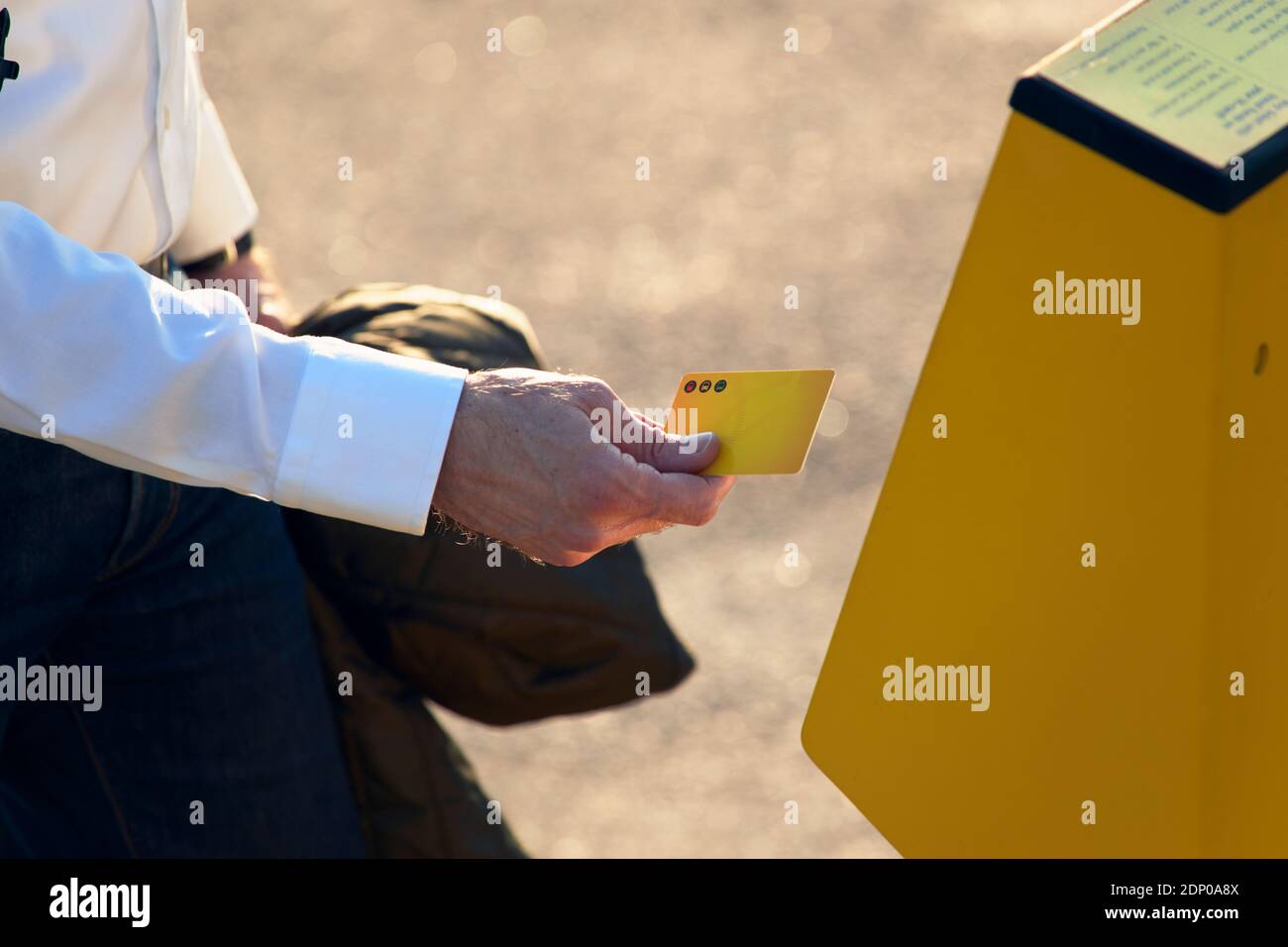 Mann kauft Ticket am Ticketautomaten Stockfoto