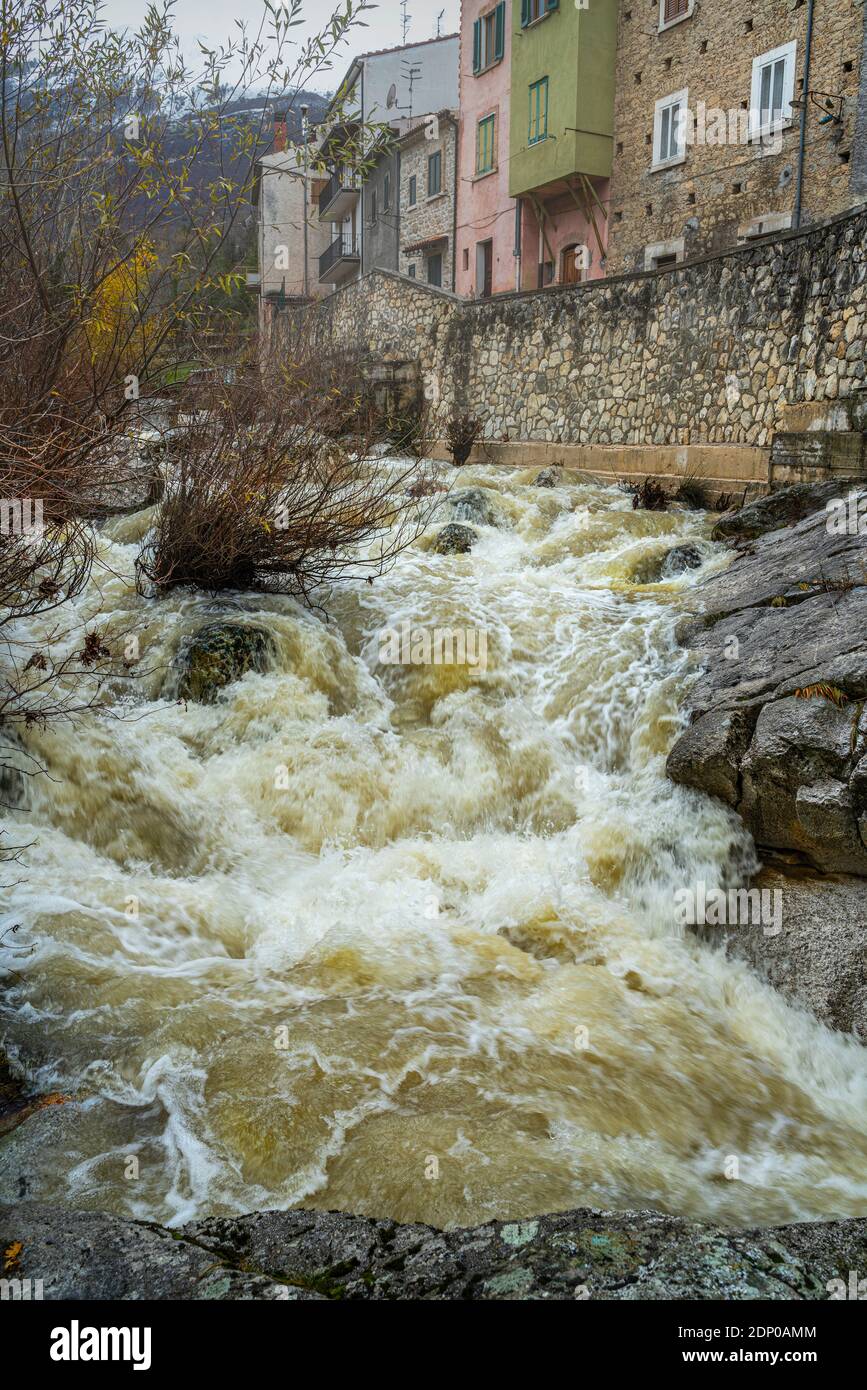 Der mit Regen geschwollene Fluss fließt stürmisch zwischen den Felsen. Palena, Abruzzen, Italien, Europa Stockfoto