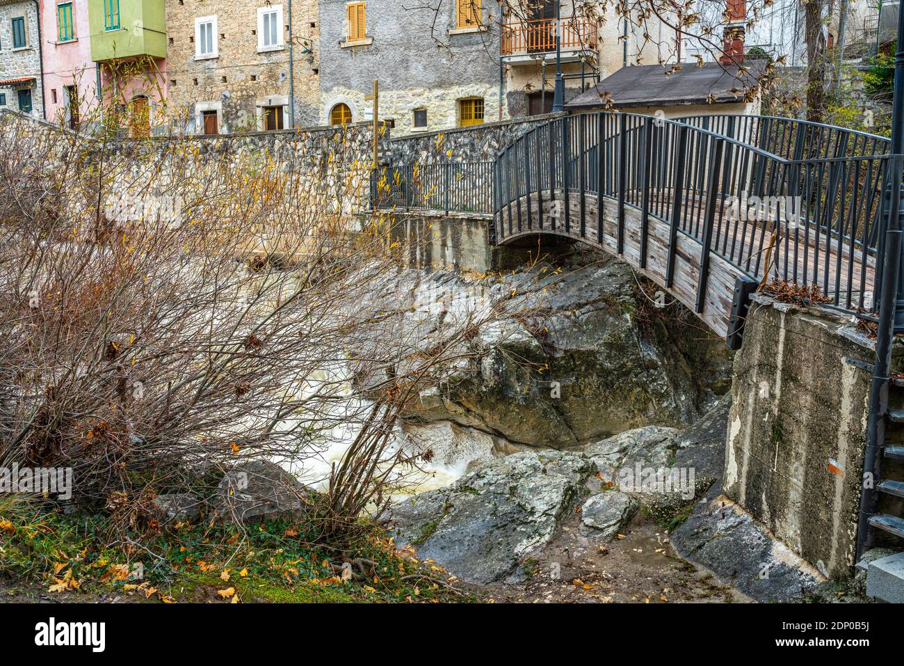Das Dorf Palena, im Morgennebel gehüllt. Der Aventin fließt turbultuously zwischen den Häusern. Palena, Provinz Chieti, Abruzzen, Italien, Stockfoto
