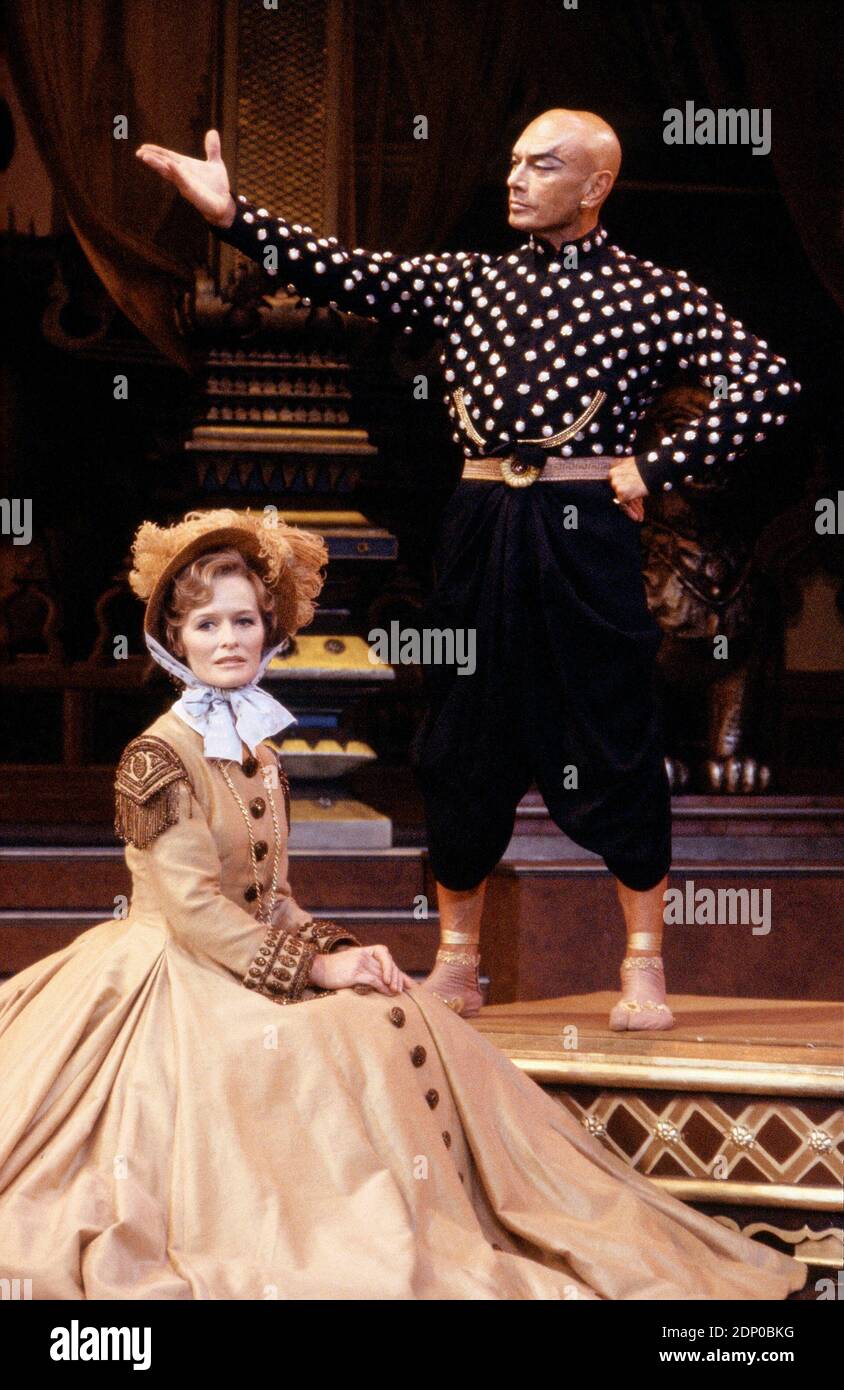 Virginia McKenna (Mrs Anna), Yul Brynner (The King of Siam) in THE KING AND I at the London Palladium, London W1 12/06/1979 Musik: Richard Rogers Text & Buch: Oscar Hammerstein II Bühnenbild: Peter Wolf Kostüme: Irene Sharif Beleuchtung: David Hersey Choreografin: Jerome Robbins Regie: Yuriko Stockfoto