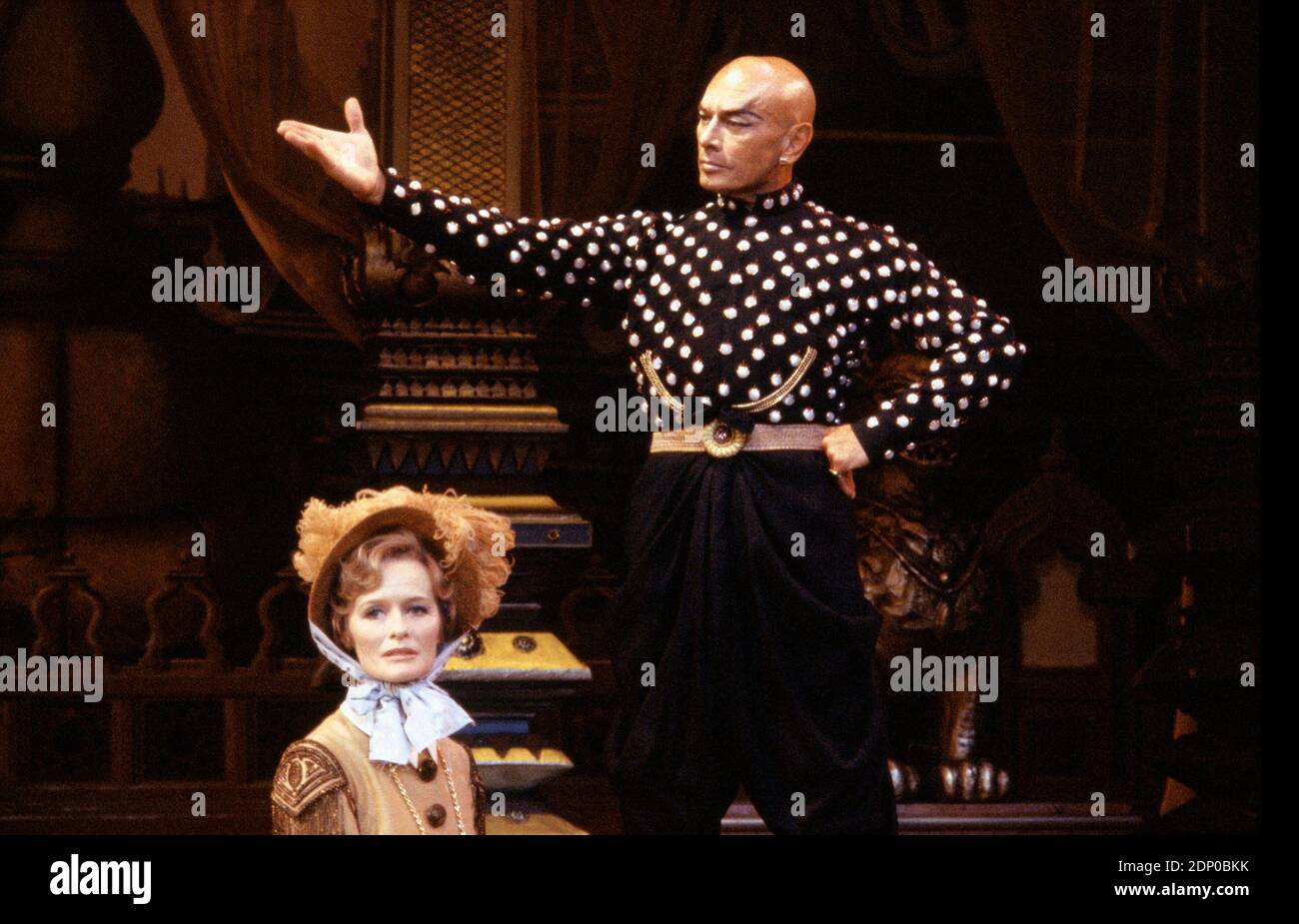 Virginia McKenna (Mrs Anna), Yul Brynner (The King of Siam) in THE KING AND I at the London Palladium, London W1 12/06/1979 Musik: Richard Rogers Text & Buch: Oscar Hammerstein II Bühnenbild: Peter Wolf Kostüme: Irene Sharif Beleuchtung: David Hersey Choreografin: Jerome Robbins Regie: Yuriko Stockfoto