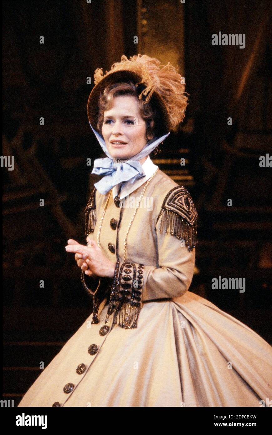 Virginia McKenna (Mrs Anna) in THE KING AND I at the London Palladium, London W1 12/06/1979 Musik: Richard Rogers Text & Buch: Oscar Hammerstein II Bühnenbild: Peter Wolf Kostüme: Irene Sharif Beleuchtung: David Hersey Choreografin: Jerome Robbins Regie: Yuriko Stockfoto