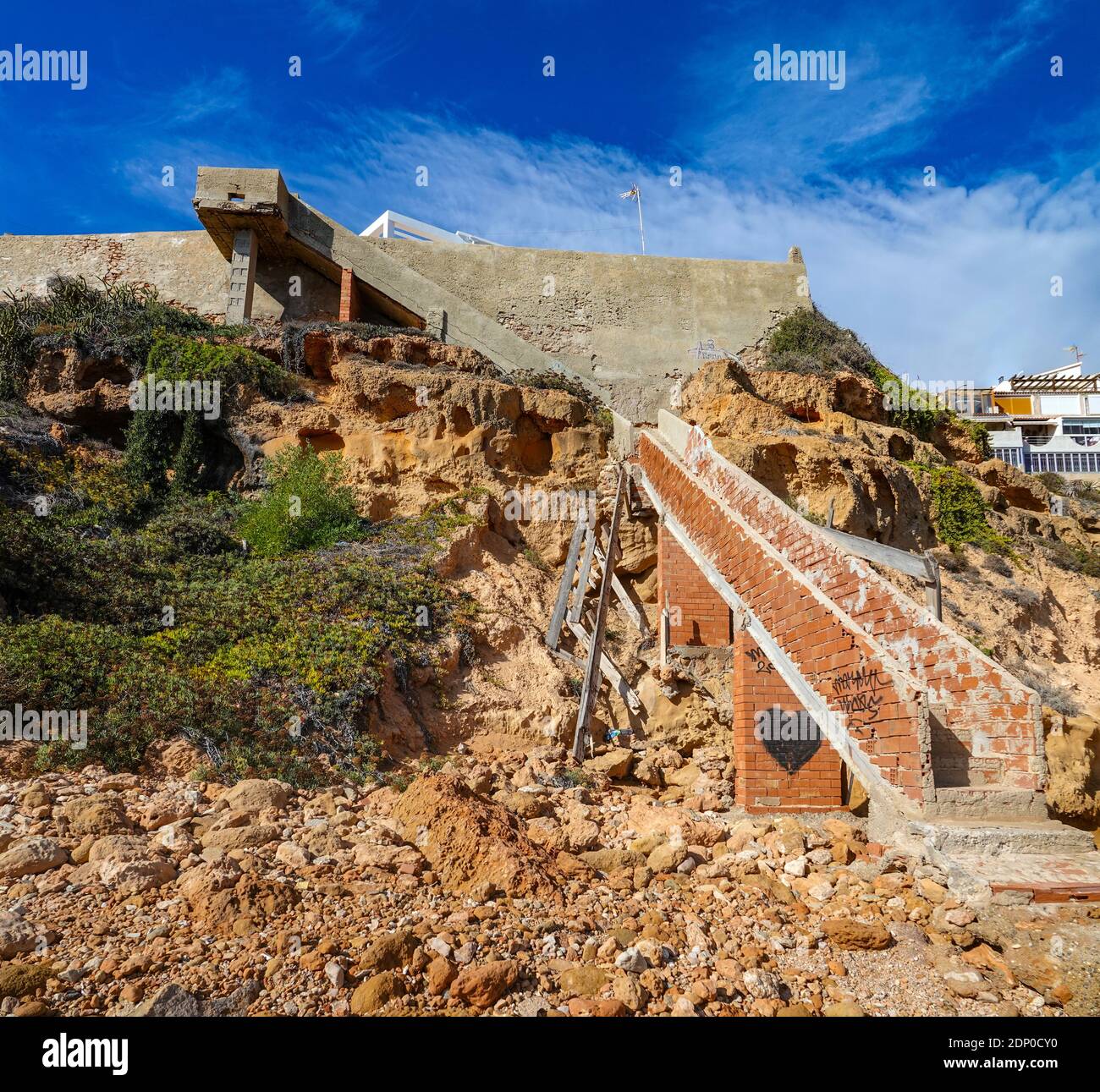 Gefährliche Treppe zum Strand, Clifftop Häuser an der Küste von Rocky, am Meer, La Mata, Torrevieja, Costa Blanca, Provinz Valencia, Spanien, EU, Europa Stockfoto