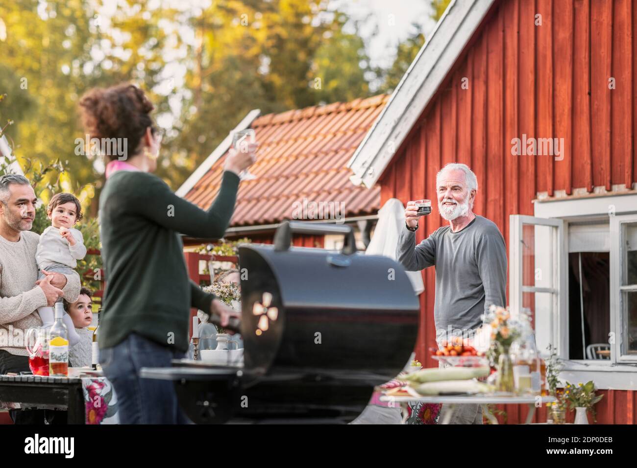 Familie mit Essen im Garten Stockfoto