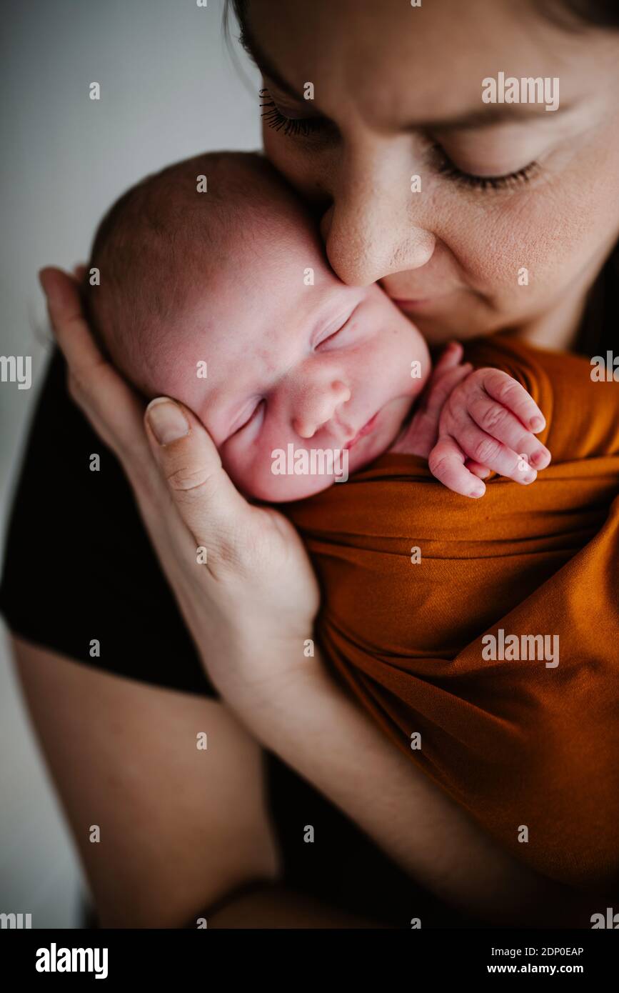 Mutter umarmt Neugeborenes Stockfoto