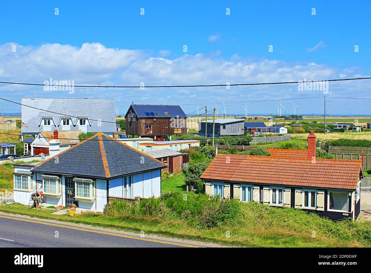 Malerische Hütten am Straßenrand an der Lydd Road in der Nähe von Camber Village, Jurys Gap Strand und weitläufige landwirtschaftliche Ebene von Romney Marsh in Kent, Großbritannien Stockfoto