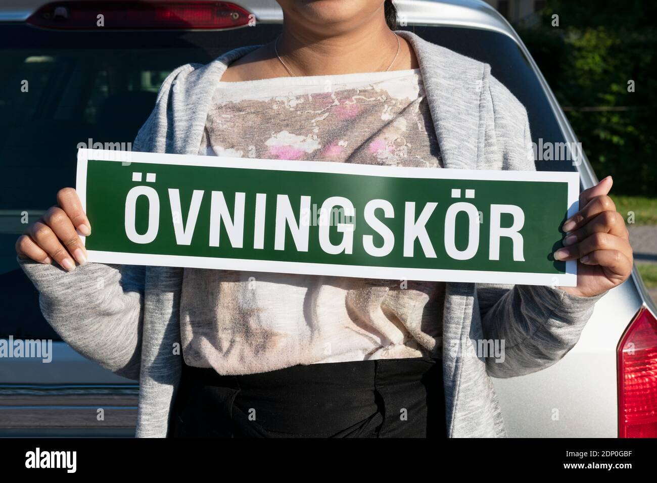 Studentinnen-Fahrer mit Schild Stockfoto