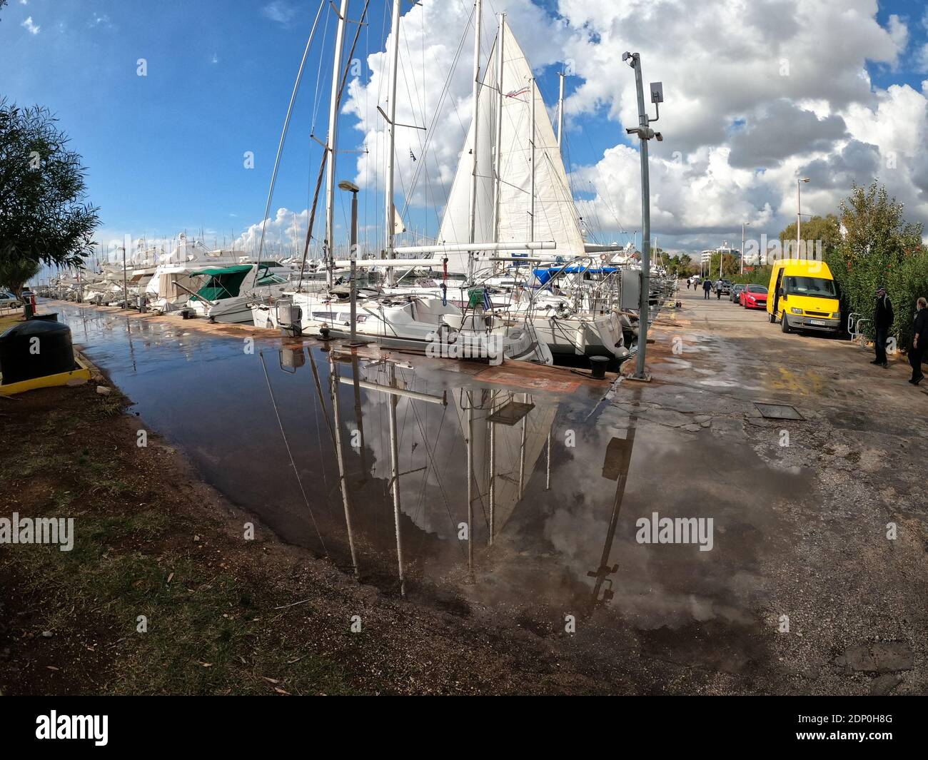 Yachten und Reflektionen in einer Marina unter interessanter Herbstbeleuchtung In Griechenland Stockfoto