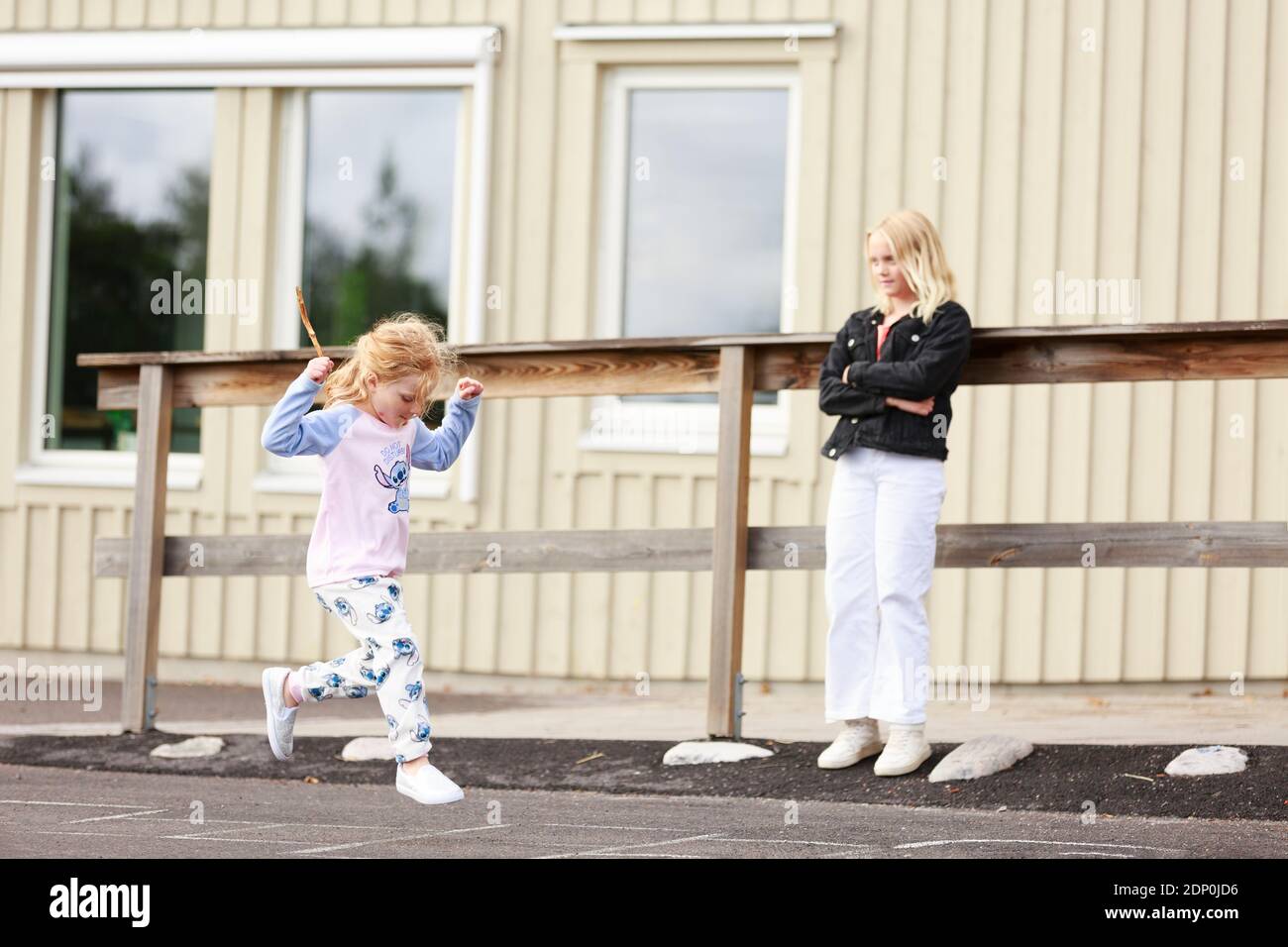 Mädchen spielen auf dem Schulhof Stockfoto