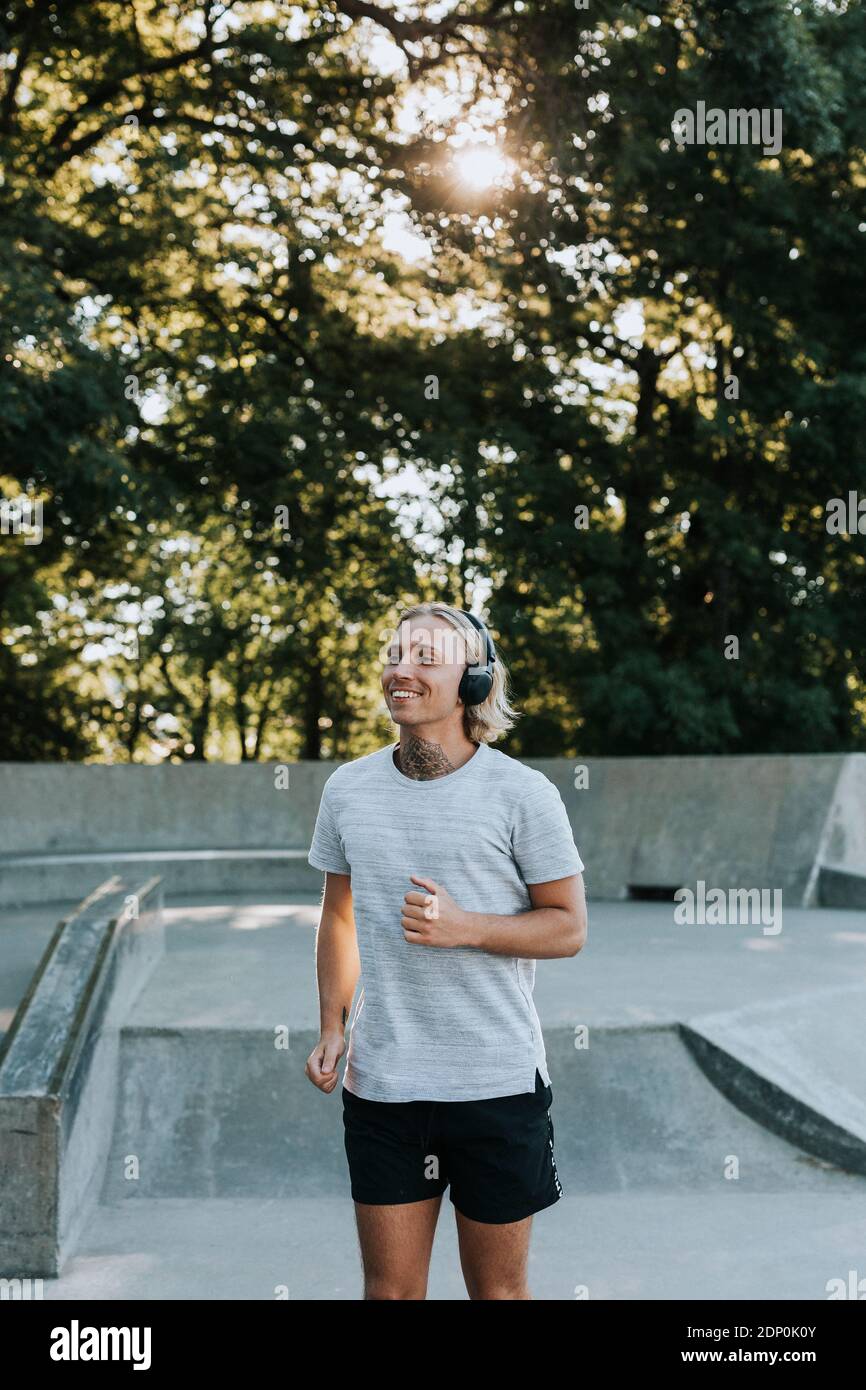 Lächelnder Mann Joggen Stockfoto