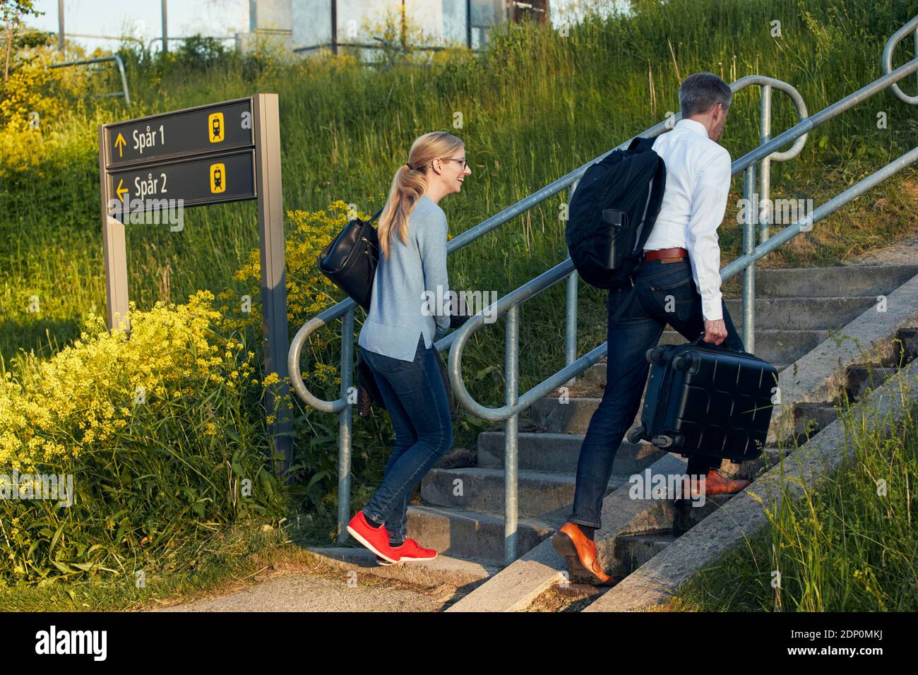 Ein Paar betritt den Bahnhof Stockfoto