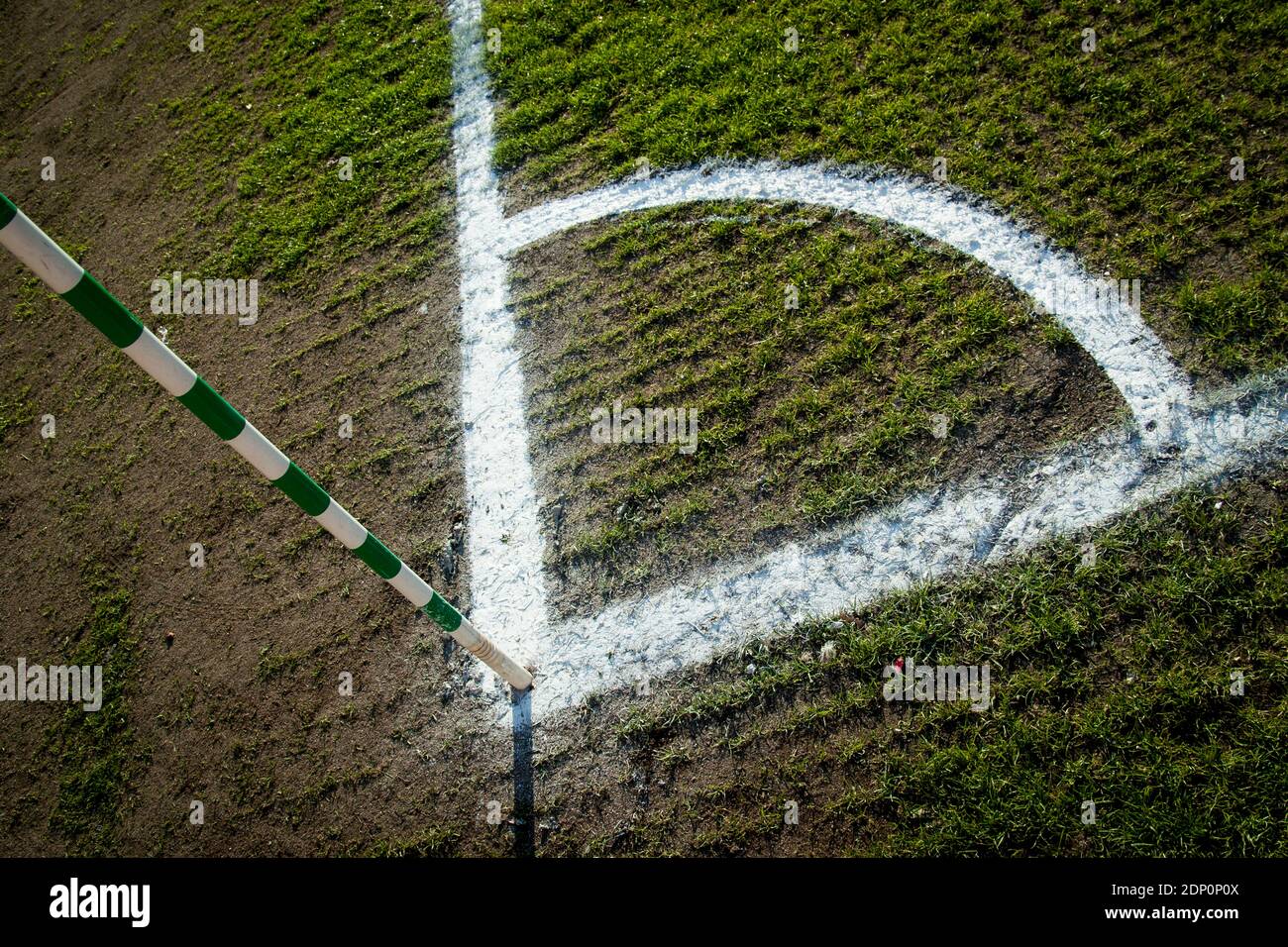 Weiße Ecklinien auf dem Fußballplatz Stockfoto