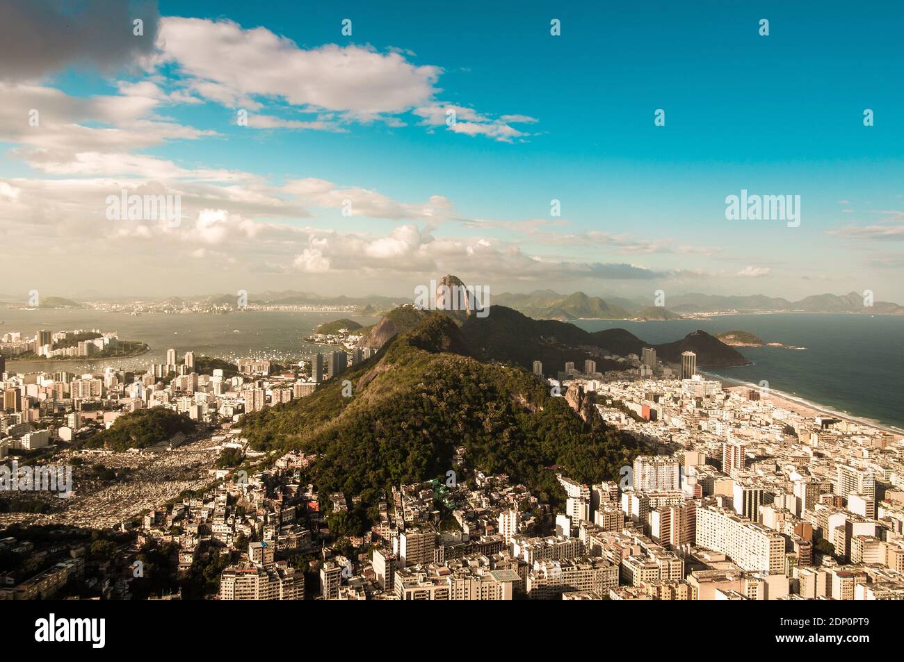 Erhöhter Blick auf Copacabana Nachbarschaft mit Green Hills in Rio de Janeiro, Brasilien Stockfoto