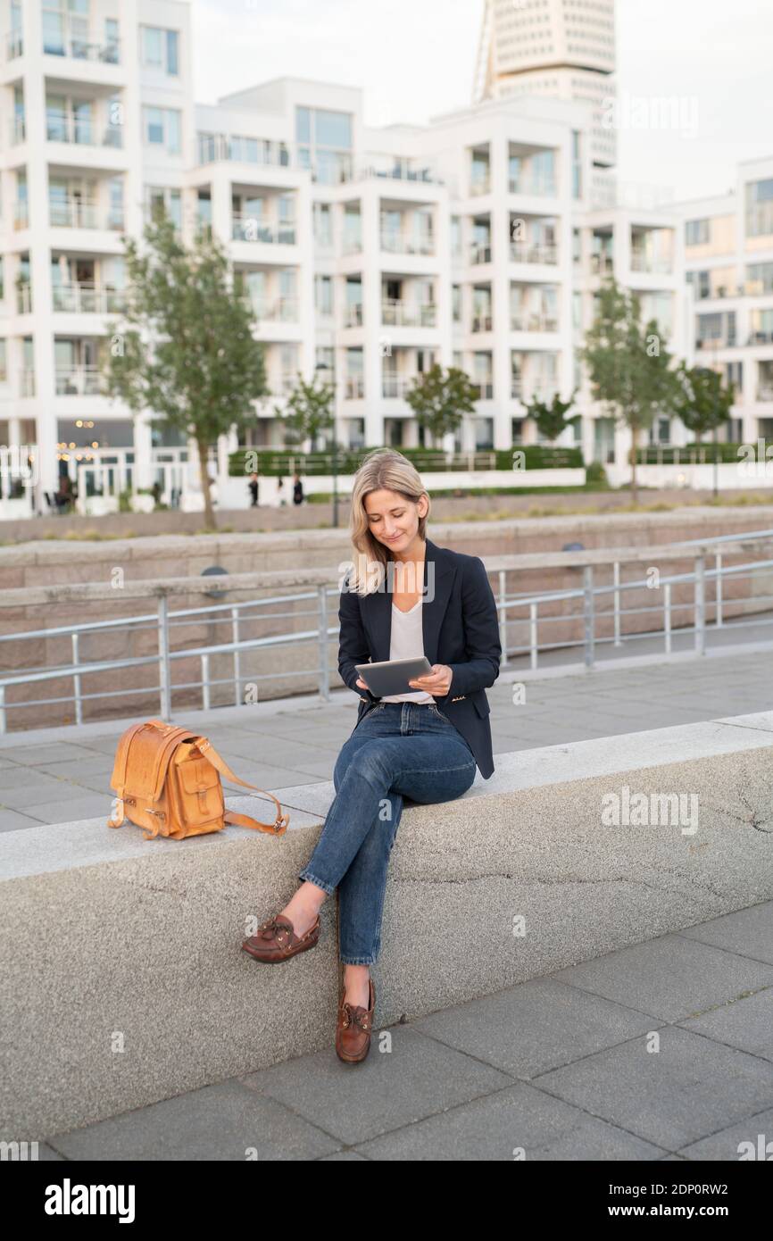 Frau mit digital-Tablette Stockfoto