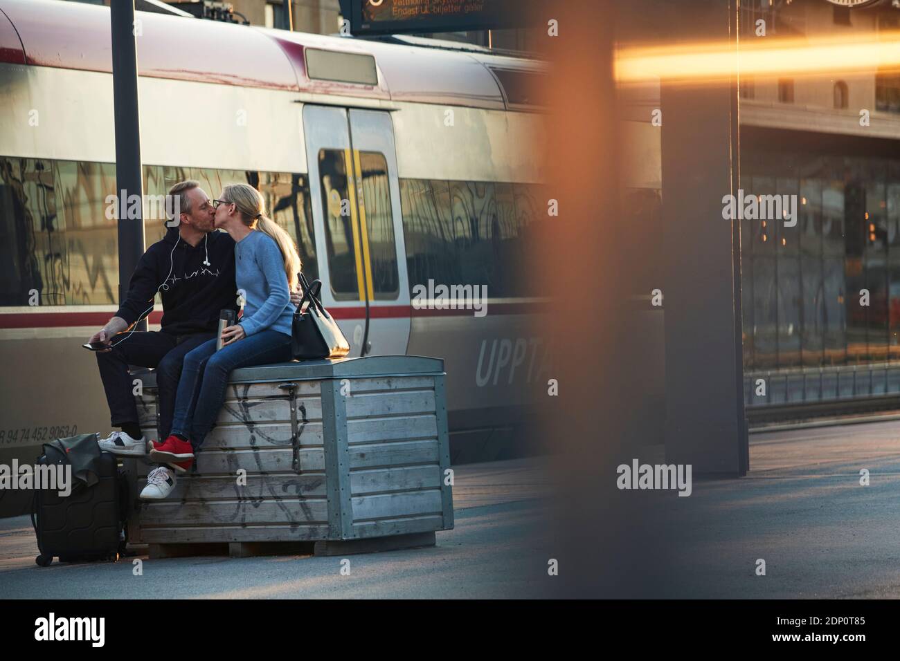Paar küssen am Bahnhofsplatz Stockfoto