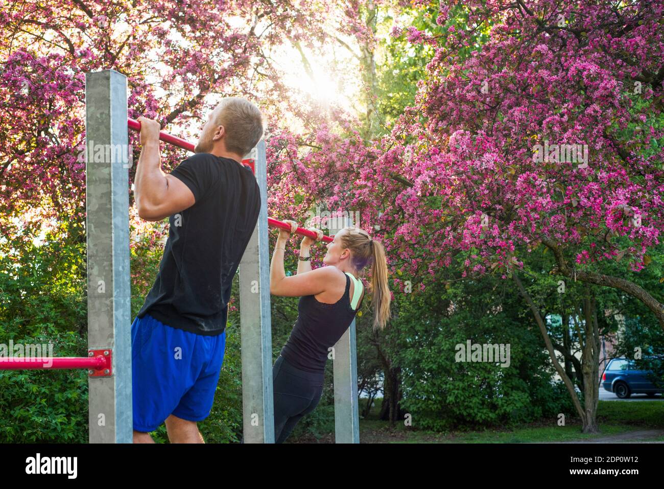 Paar im Park trainieren Stockfoto