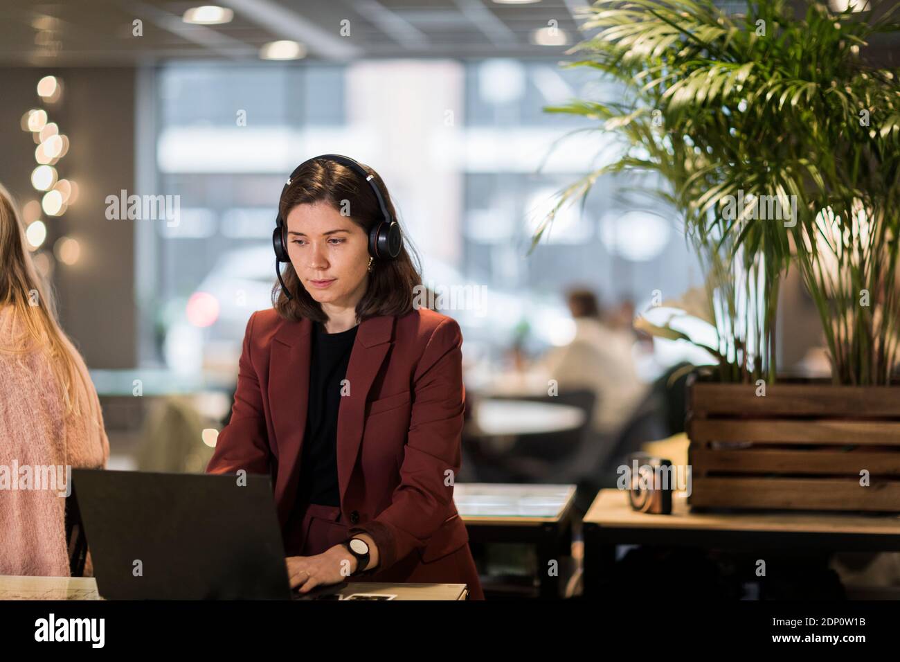 Frau mit Headset im Büro Stockfoto