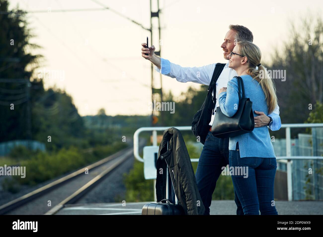 Ein Paar, das Selfie am Bahnhofsplatz gemacht hat Stockfoto