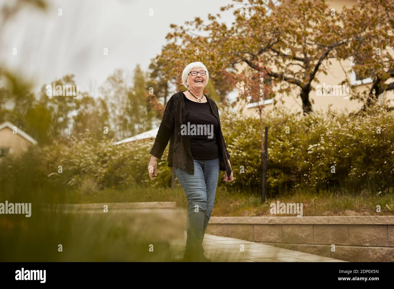 Glückliche Seniorin, die wegschaut Stockfoto