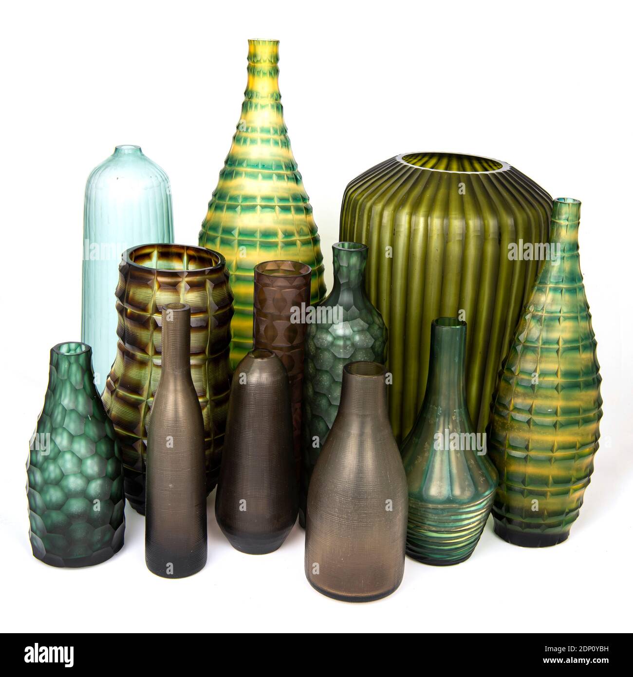 Farbige Glasvasen auf weißem Hintergrund isoliert Stockfotografie
