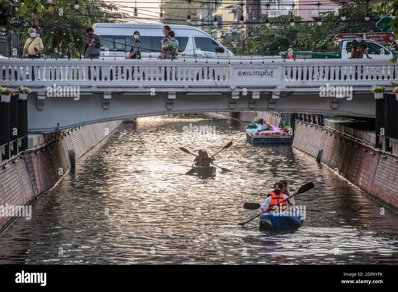Touristen paddeln Kajaks am Khlong Ong Ang Kanal. Khlong Ong Ang Kanal ist einer der historischen Kanäle und einst schmutzigsten Kanal in Bangkok, hat es durch eine Renovierung und Landschaftsgestaltung Prozess und derzeit verfügt es über Street Art Gemälde. Der Ong Ang Kanal wurde 1783 gebaut und in den letzten drei Jahrzehnten war er komplett von illegalen Händlern besetzt und vollgestopft mit Verkäufern, die Piratenfilme und Videospiele verkaufen. Im Jahr 2015 bestellte die Bangkok Metropolitan Administration ein Revitalisierungsprojekt, um die historische Wasserstraße zurückzugewinnen und ihren Wert zu erhöhen. Stockfoto