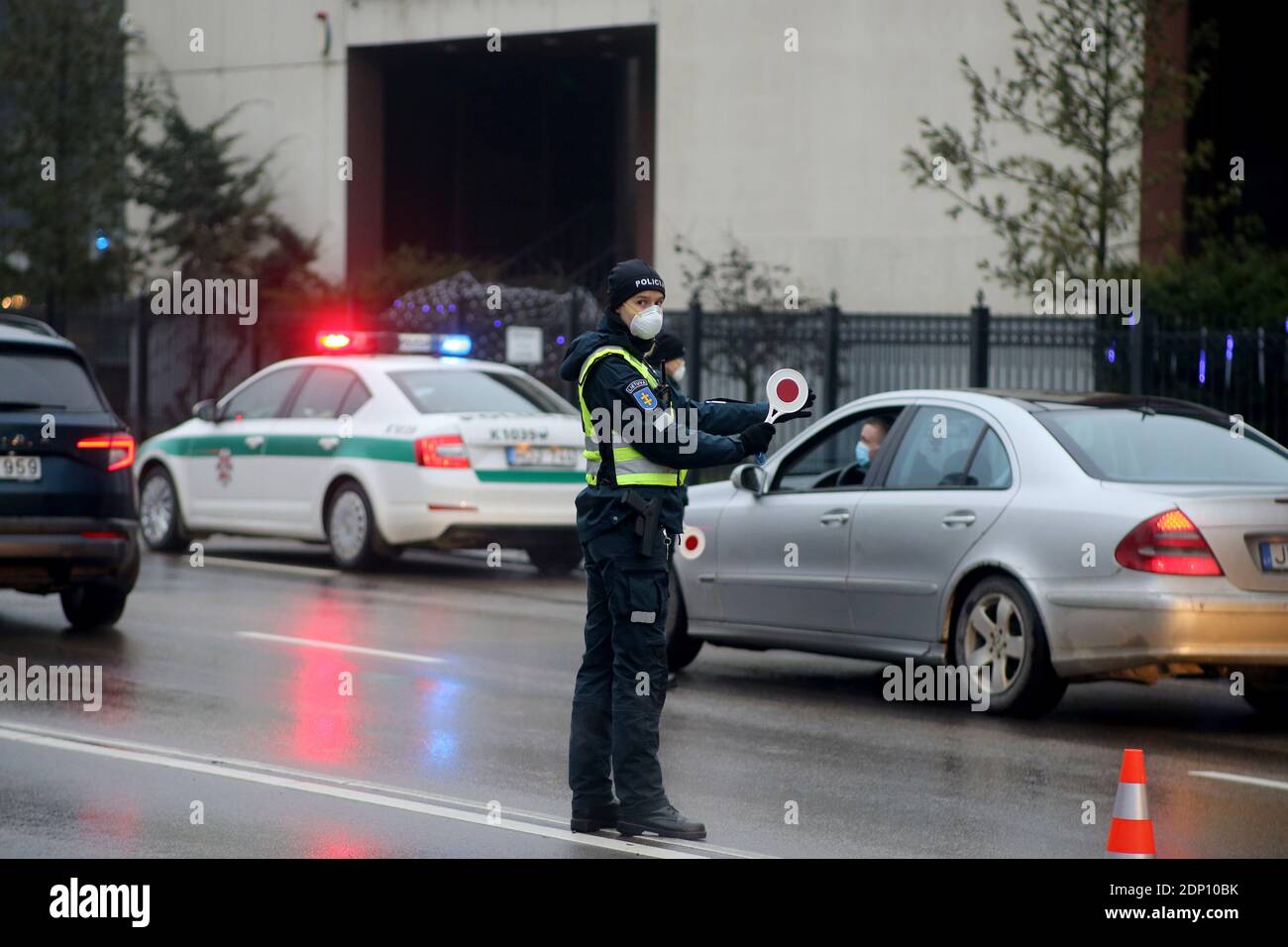 In Litauen hat die Polizei begonnen, die Bewegung zwischen den Gemeinden zu beschränken, und die Polizei überprüft die Dokumente der Einwohner, wenn sie in die Städte einreisen. Pande Stockfoto