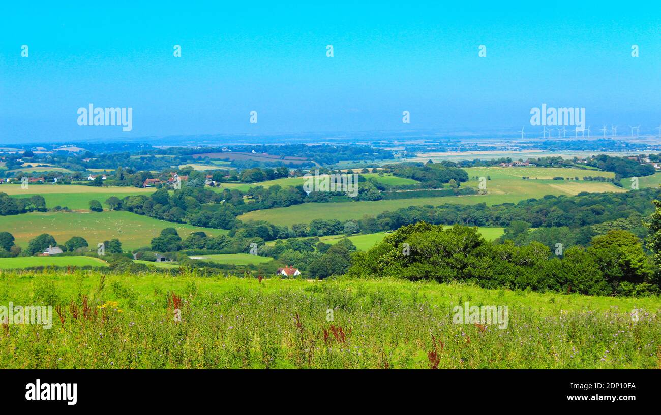 Landschaftlich schöner Blick nach Norden über East Sussex County, Pett Dorf in der Mitte des Bildes, von der Battery Hill Road, Fairlight Village, Emgland, UK Stockfoto