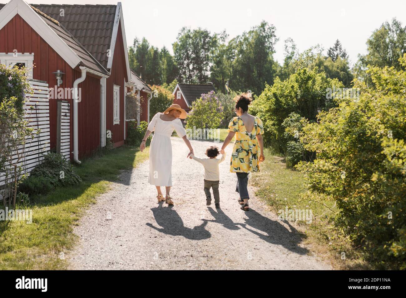 Kleinkind zu Fuß mit Mutter und Großmutter Stockfoto
