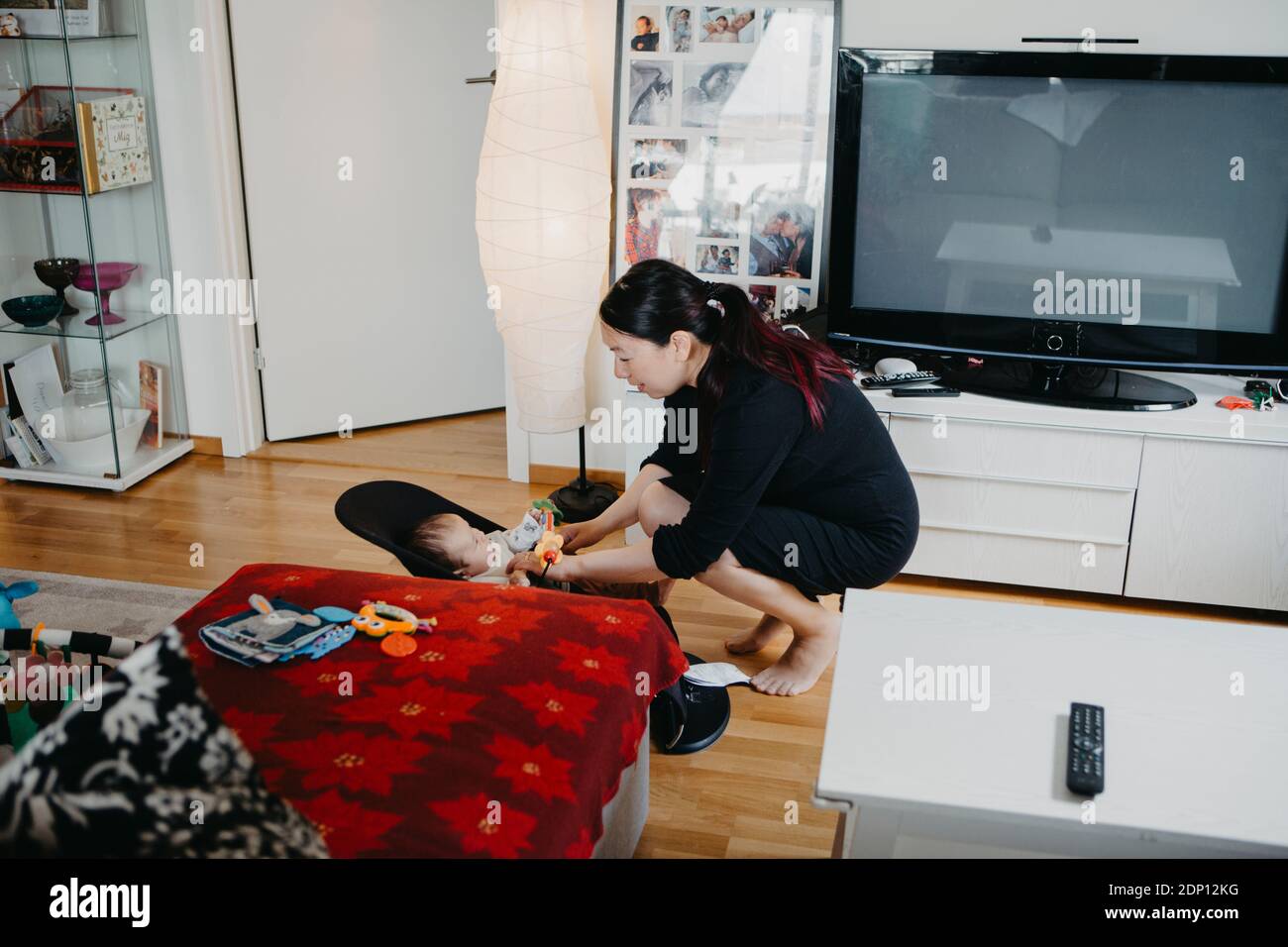 Mutter mit Baby im Wohnzimmer Stockfoto