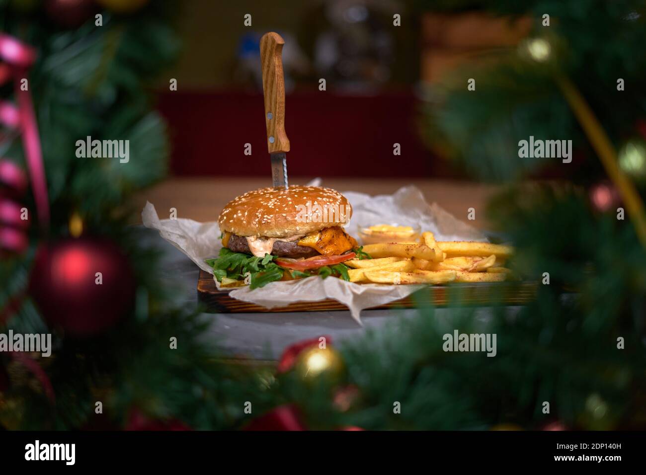 Köstlicher Neujahr Burger auf einem Holzbrett Stockfoto