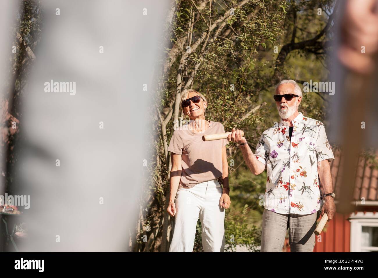 Ältere Paar im Garten spielen Kubb Stockfoto