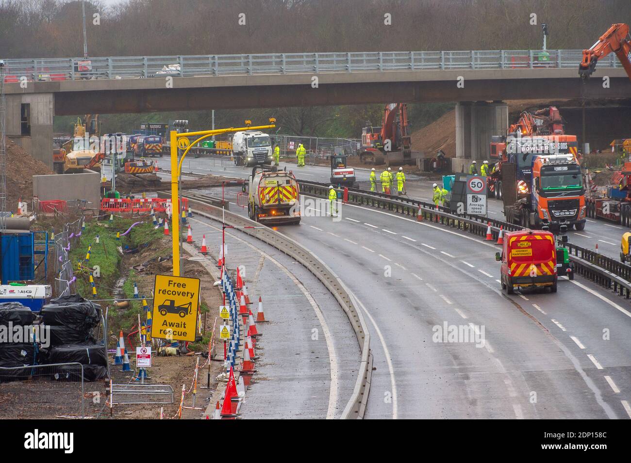 Slough, Berkshire, Großbritannien. Dezember 2020. Die alte Datchet Road Brücke über die M4 in Slough wurde an diesem Wochenende im Rahmen der M4 Smart Motorway Modernisierung abgerissen. Die M4 ist derzeit zwischen den Kreuzungen 5 (Langley) und 6 (Slough/Windsor) in beide Richtungen geschlossen und soll am Montag, den 14. Dezember, um 6 Uhr wieder eröffnet werden. Der Zugang über die neue Brücke bleibt bis nach dem 17. Dezember geschlossen. 35 Menschen wurden in den letzten fünf Jahren auf Smart Motorways in Großbritannien getötet und viele Einheimische sagen, dass sie die M4 nicht mehr benutzen werden, sobald die Smart Motorway live geht, wegen ihrer Sicherheitsbedenken als har Stockfoto