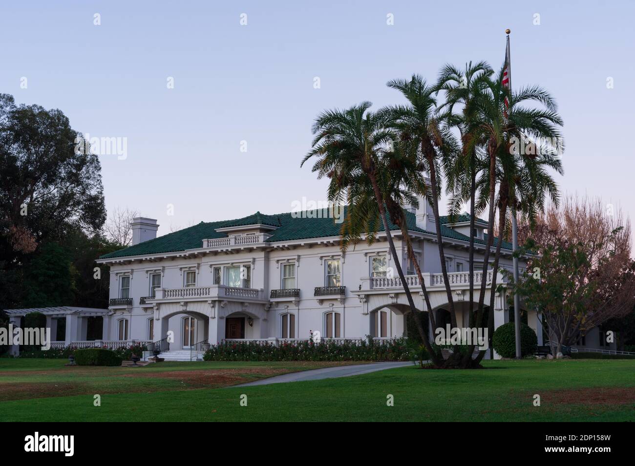 Das Wahrzeichen des Wrigley Mansion oder Tournament House, das ständige Hauptquartier für das Turnier der Rosen, wird in Pasadena gezeigt. Stockfoto