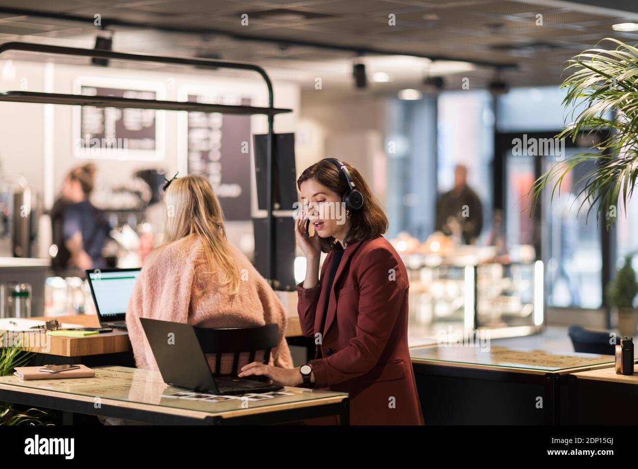 Frau mit Headset im Büro Stockfoto