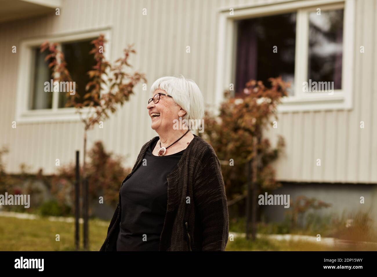 Glückliche Seniorin, die wegschaut Stockfoto