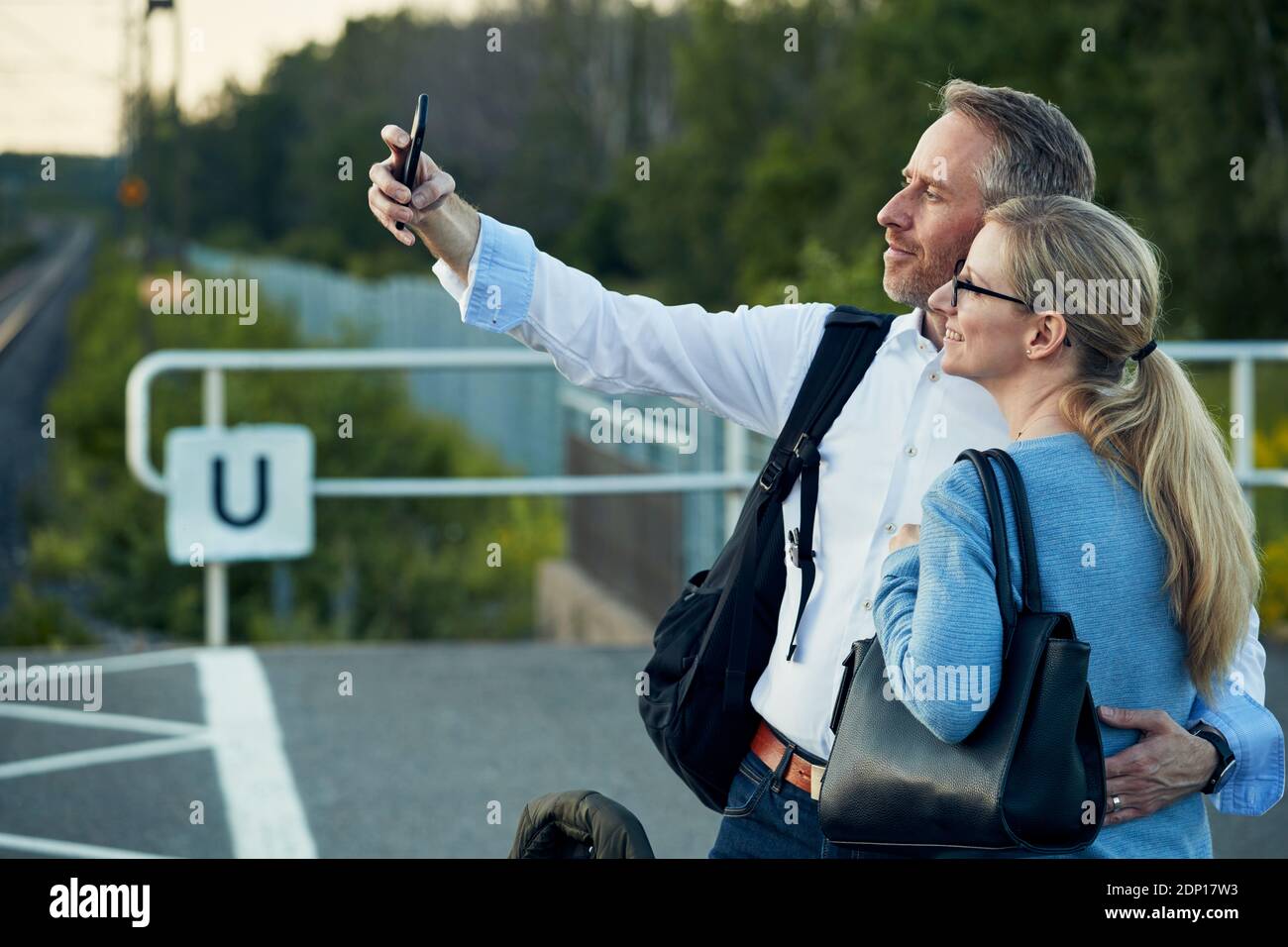 Ein Paar, das Selfie am Bahnhofsplatz gemacht hat Stockfoto