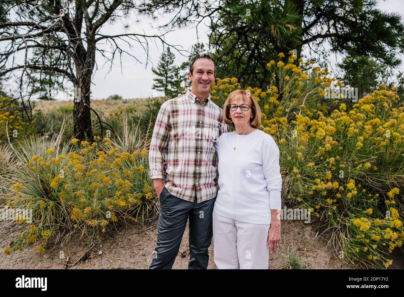 Portrait von erwachsenen Sohn und reife Mutter draußen Stockfoto