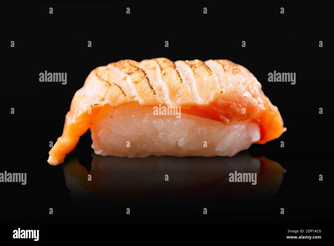 Japanische Sushi-Rollen auf schwarzem Hintergrund Stockfoto