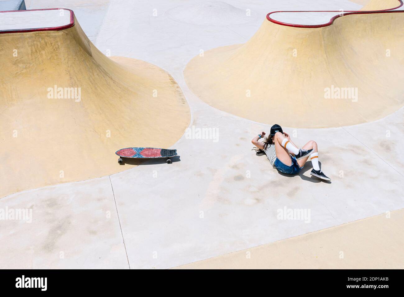 Girl in Pain im Skatepark Tarifa . Spanien Stockfoto