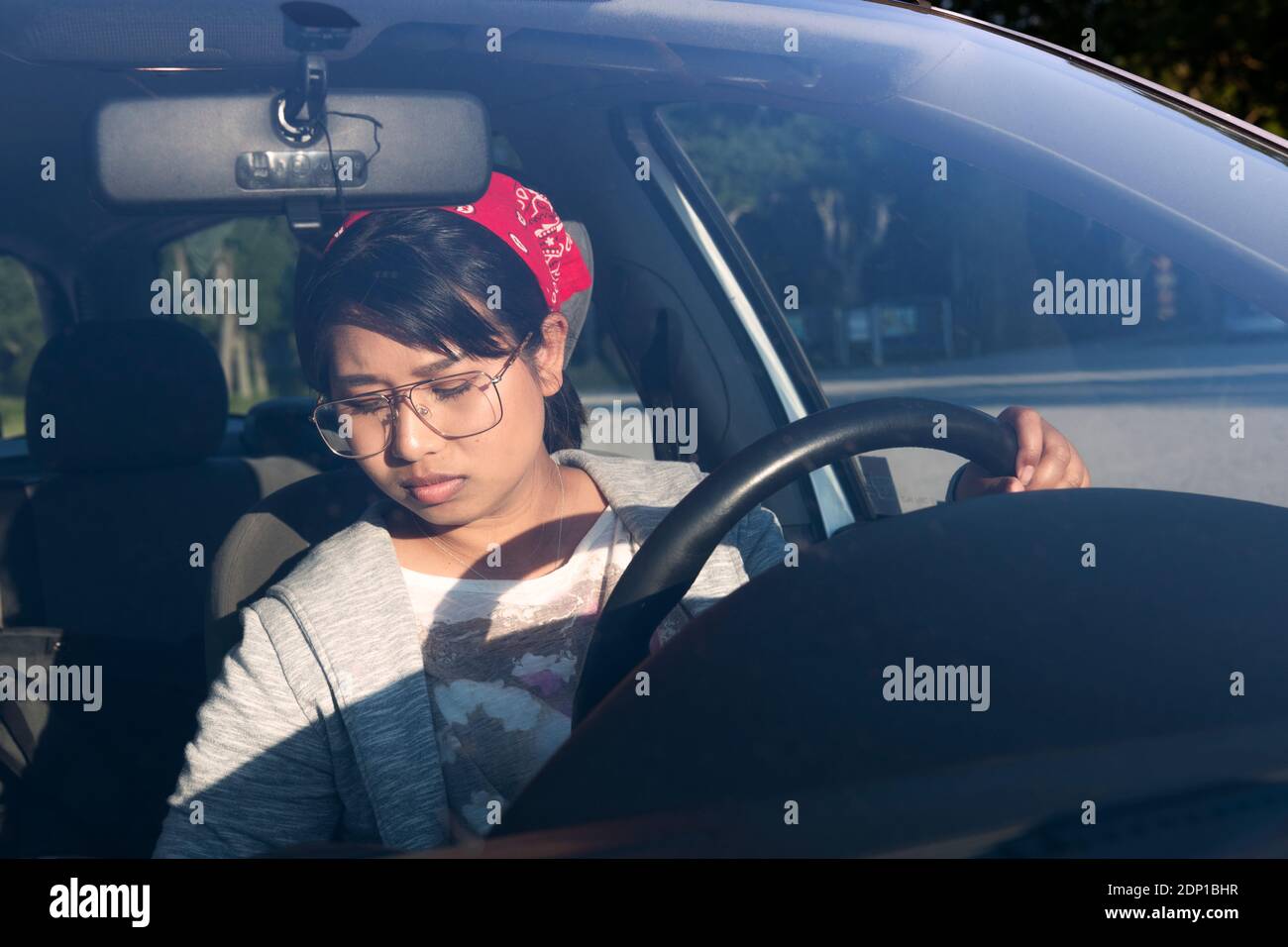 Frau im Auto Stockfoto